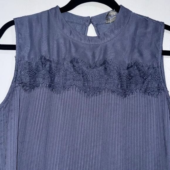 Lauren Conrad Sleeveless Blouse XL Womens Blue Textured Lace Top - Picture 2 of 6
